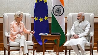 La présidente de la Commission européenne Ursula von der Leyen à gauche et le premier ministre indien Narendra Modi à droite lors d'une rencontre à New Delhi en Inde