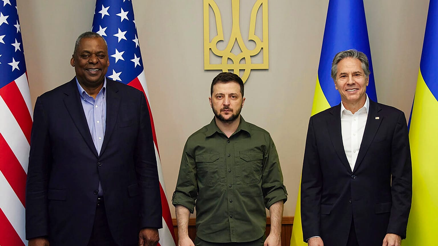 Министр обороны США Ллойд Остин, президент Украины Владимир Зеленский, госсекретарь США Энтони Блинкен (слева направо) в Киеве, Украина 24 апреля 2025