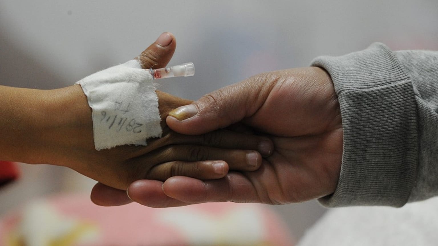 Uzmanlar çocuklarda görülen "gizemli" hepatit hastalığının sebebini araştırıyor