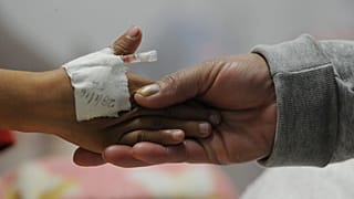 Uzmanlar çocuklarda görülen "gizemli" hepatit hastalığının sebebini araştırıyor