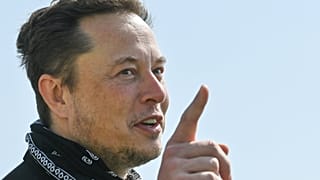 Elon Musk a Tesla Gigafactory nevű gyárának építési területén a Berlin szomszédságában fekvő Grünheidében 2021. augusztus 13-án