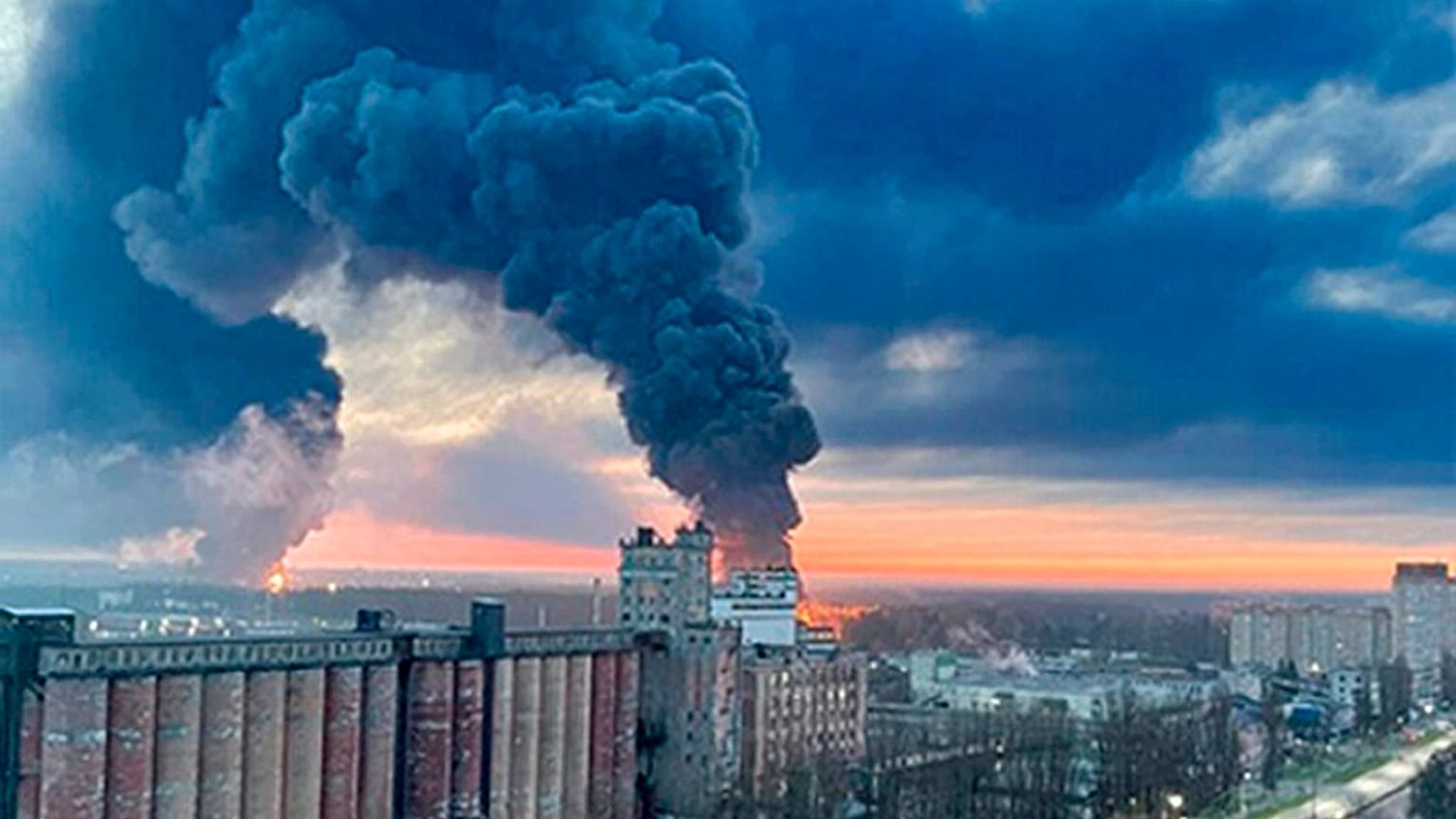 Fumo nero sul deposito di carburante: Bryansk si trova a circa 150 km dal confine ucraino. (25.4.2022)