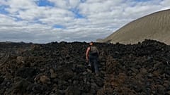 Un científico camina sobre roca volcánica en una de las islas de Revillagigedo, México. 