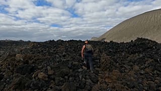 Un científico camina sobre roca volcánica en una de las islas de Revillagigedo, México. 