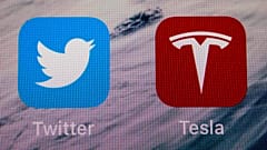 Иконки приложений Twitter и Tesla на экране IPhone