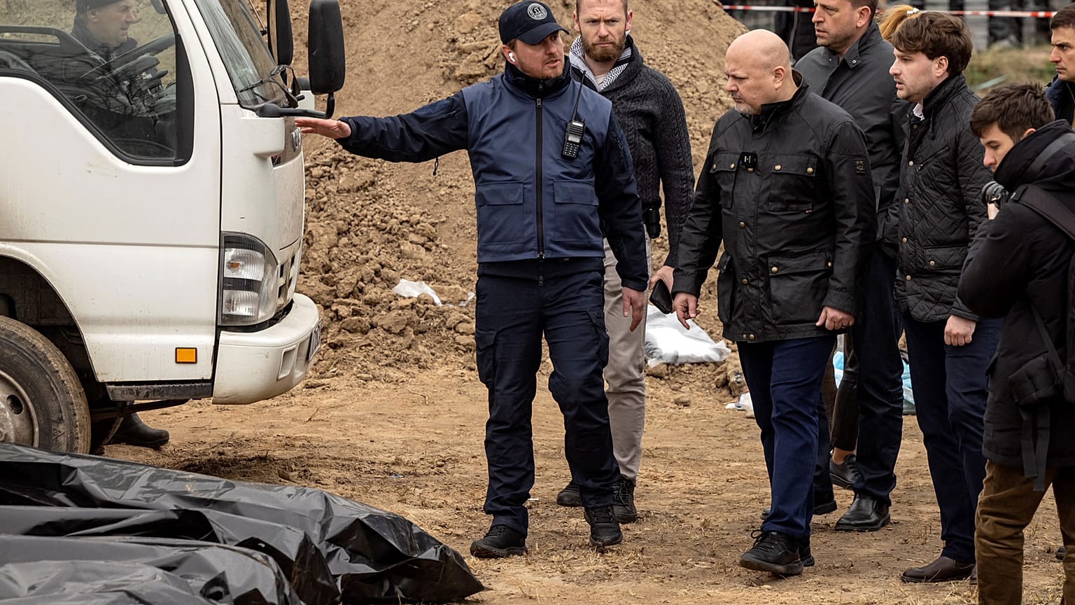 Archives : le procureur de la Cour pénale internationale, Karim Khan, à Boutcha, en Ukraine, le 13 mars 2022.