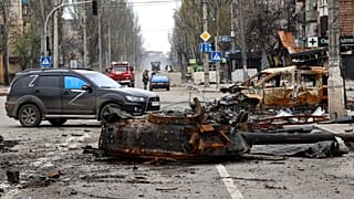Una parte de un tanque destruido y un vehículo quemado se encuentran en una zona controlada por las fuerzas separatistas respaldadas por Rusia en Mariupol, Ucrania, 23/4/2022