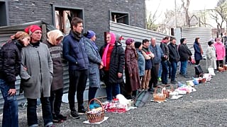 Жители Мариуполя ждут освящения пасхальных яиц и куличей у церкви 