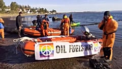 Activistas de Greenpeace bloquean un petrolero ruso en Noruega
