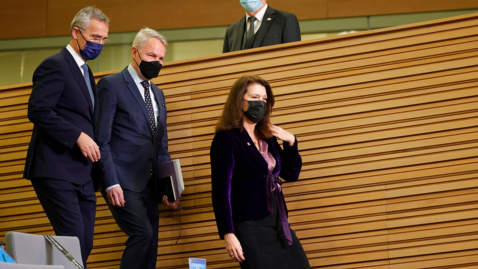 A finn és a svéd külügyminiszter a NATO főtitkárával Brüsszelben 2022. január 24-én