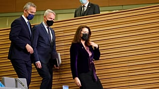A finn és a svéd külügyminiszter a NATO főtitkárával Brüsszelben 2022. január 24-én