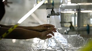 Bulaşıcı bir hastalık olması nedeniyle özellikle düzenli el yıkama gibi Covid önlemleri bu hastalığa karşı da etkili