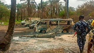 Последствия взрыва на подпольном НПЗ в Нигерии на границах штатов Риверс и Имо. 24 апреля 2022 г.