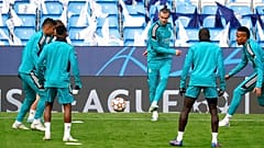 Gareth Bale, du Real Madrid, au centre, donne un coup de pied au ballon lors d'une séance d'entraînement à l'Etihad Stadium, à Manchester, en Angleterre, lundi 25 avril 2022, 