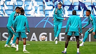 Gareth Bale, du Real Madrid, au centre, donne un coup de pied au ballon lors d'une séance d'entraînement à l'Etihad Stadium, à Manchester, en Angleterre, lundi 25 avril 2022, 