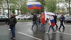 Un pequeño grupo de gente pro-putin salió a manifestar en Lahr, Alemania