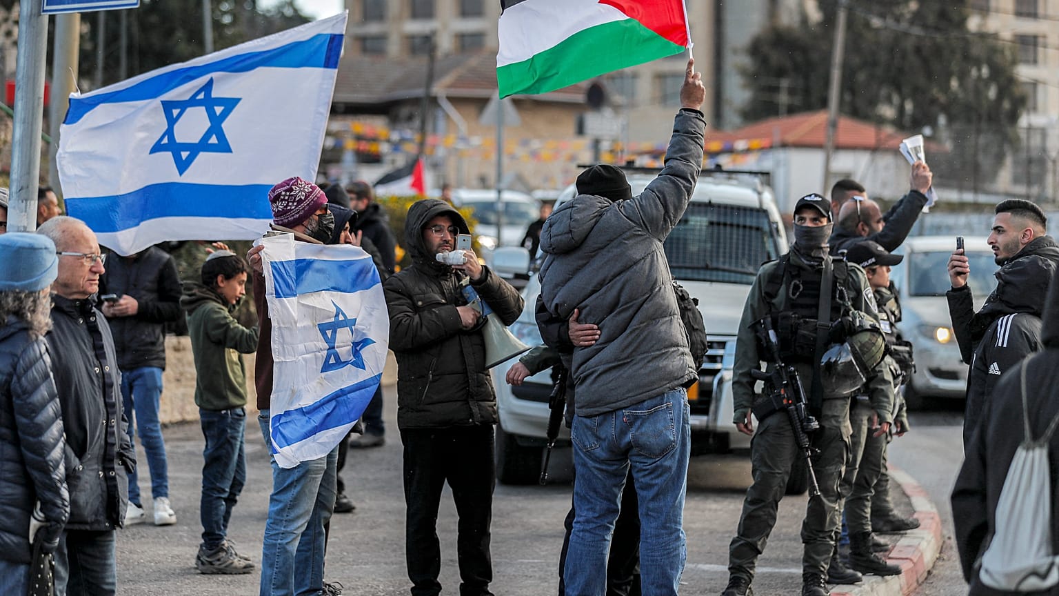 عشرات النشطاء المدافعين عن حقوق الإنسان ومن بينهم إسرائيليين وفلسطينيين في وقفة احتجاجية أمام "محكمة الصلح" الإسرائيلية