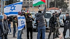 عشرات النشطاء المدافعين عن حقوق الإنسان ومن بينهم إسرائيليين وفلسطينيين في وقفة احتجاجية أمام "محكمة الصلح" الإسرائيلية