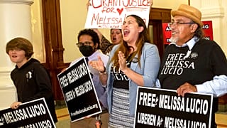 Familiares y amigos de Melissa Lucio celebran la suspensión de la ejecución