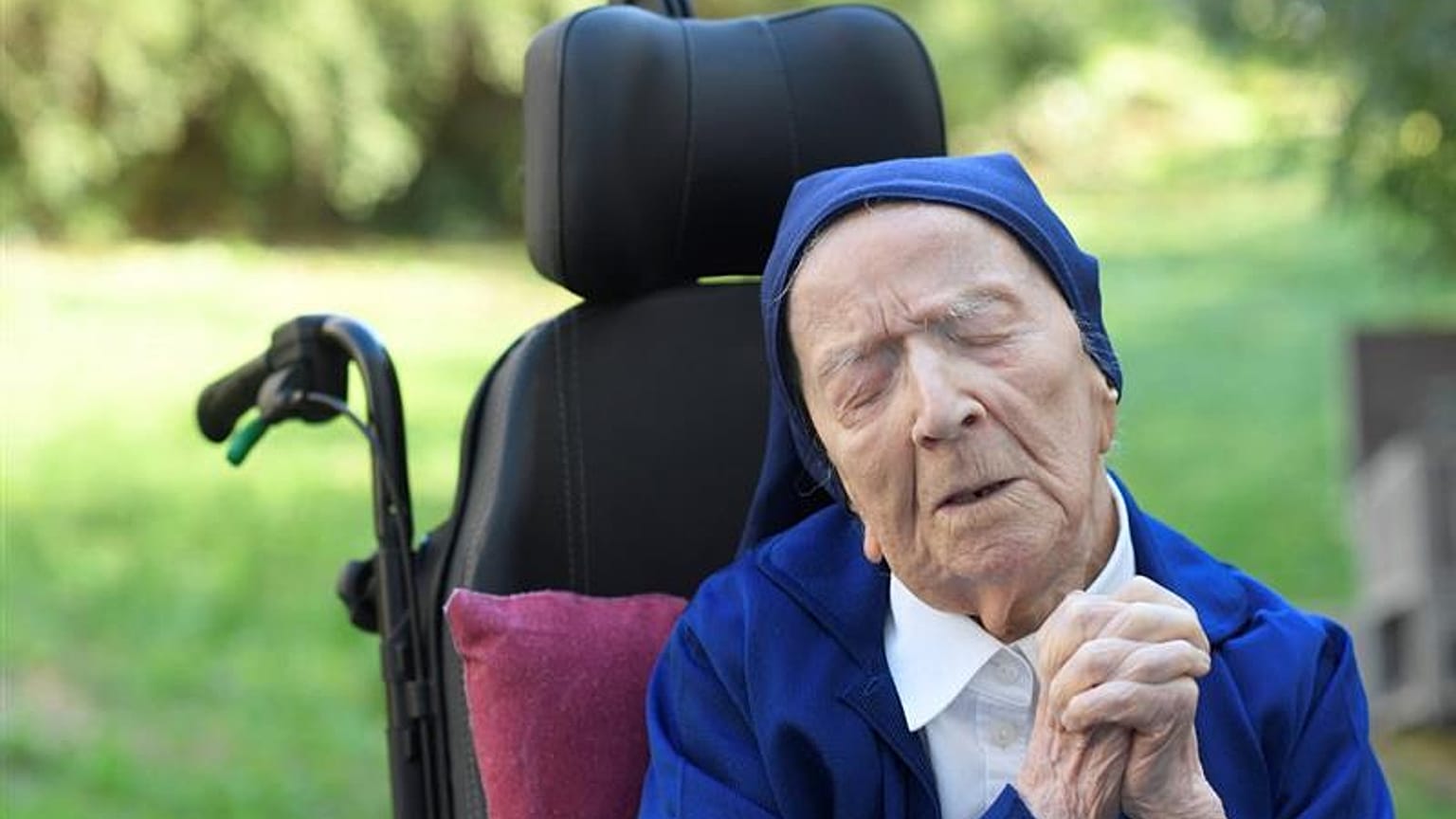 Soeur André, prie en fauteuil roulant, à la veille de son 117e anniversaire, le 10 février 2021. 