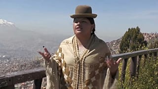 Alwa rapea ante las cámaras