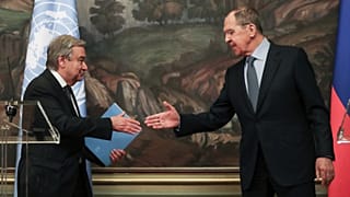 Poignée de main entre António Guterres et Sergueï Lavrov à Moscou