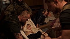 Eine Frau wird auf der Region um Charkiw herum evakuiert