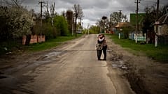 Иллюстрационное фото: встреча двух соседок в Буче, 26 апреля 2022