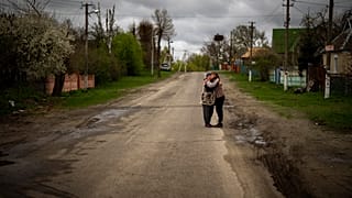 Иллюстрационное фото: встреча двух соседок в Буче, 26 апреля 2022