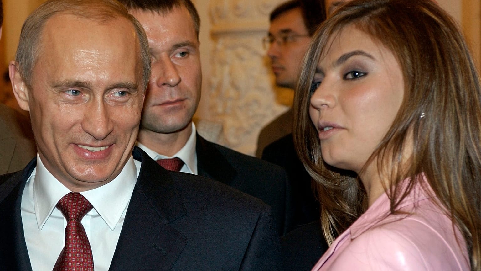 Rusya Devlet Başkanı Vladimir Putin, romantik beraberlik yaşadığı iddia edilen eski cimnastikçi Alina Kabaeva ile sohbet ederken