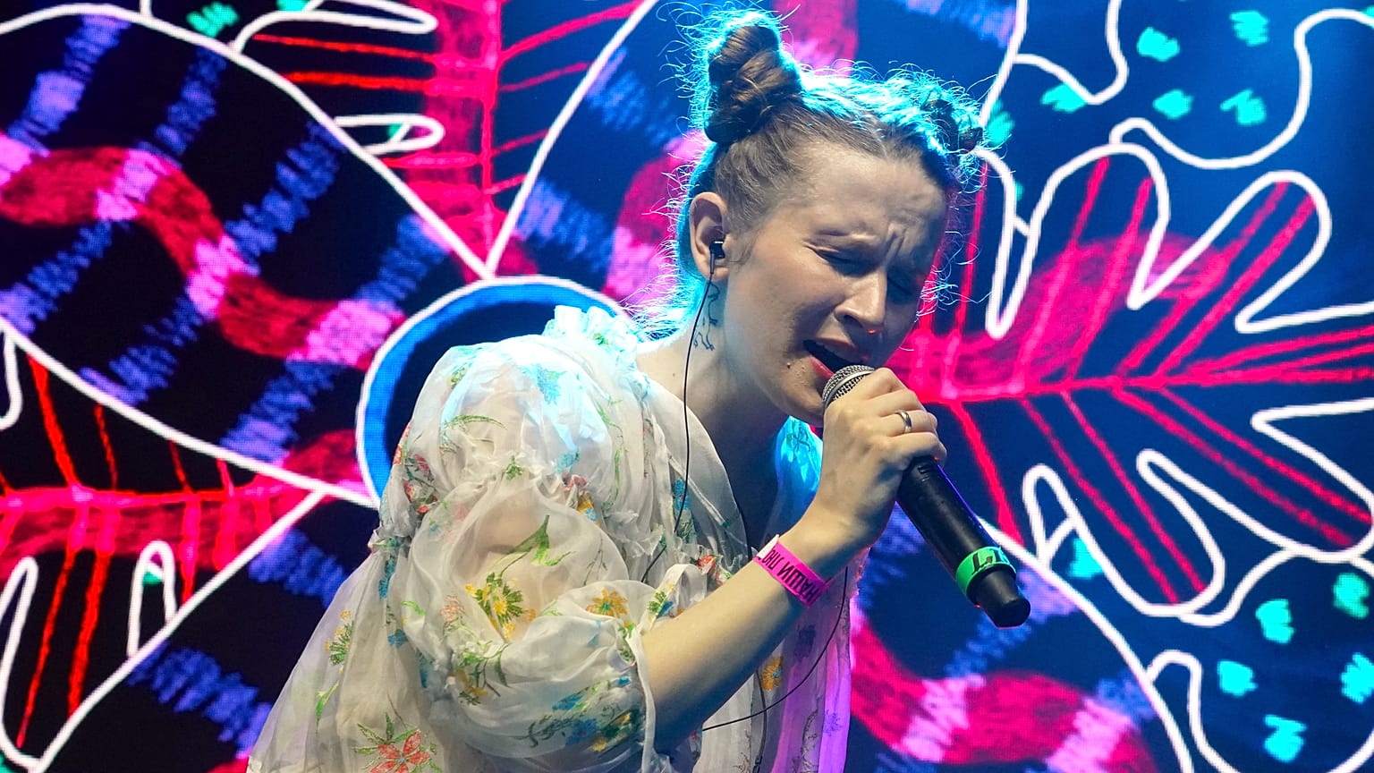 Russian rapper Noize MC and his touring partner Monetochka have raised more than 200,000 euros for a Polish charity helping refugees