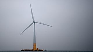 Illustration : éolienne déployée dans l'océan Atlantique à 30 km au large de Pornichet, dans l'ouest de la France, photographiée le 14 janvier 2022 