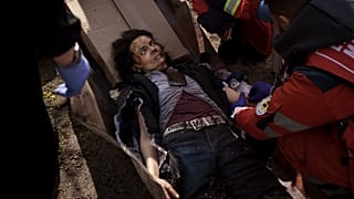 ARCHIVO - Una mujer herida en un ataque ruso es tratada por los trabajadores de emergencia en Járkov, Ucrania, 16/4/2022