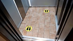 Im Aufzug in Lloret del Mar in Katalonien - Symbolbild