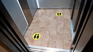 Im Aufzug in Lloret del Mar in Katalonien - Symbolbild