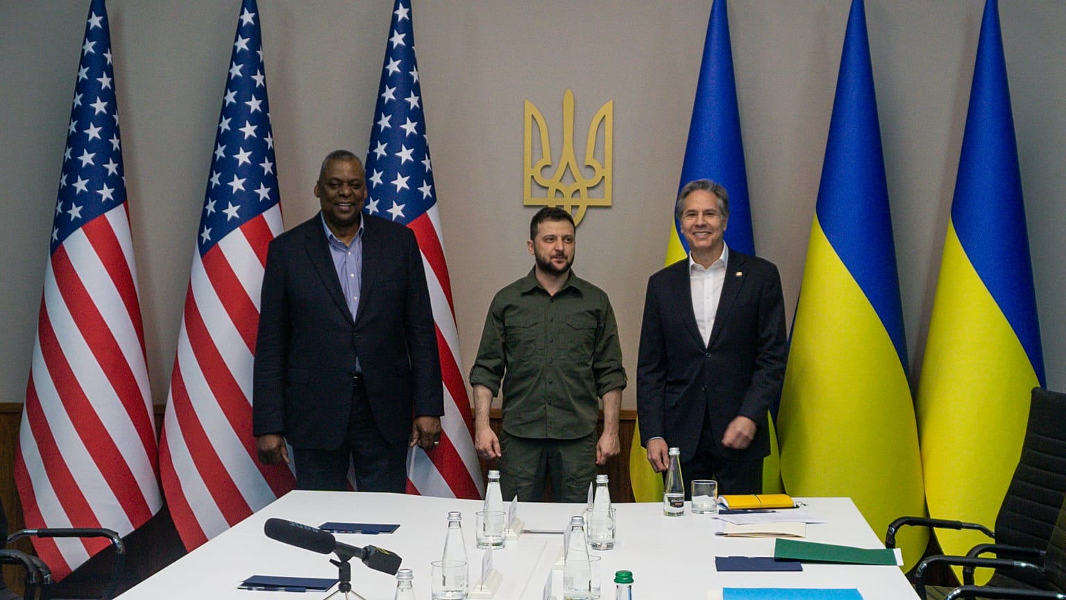 Volodimir Zelenszkij ukrán elnök, Antony Blinken amerikai külügyminiszter és Lloyd Austin amerikai védelmi miniszter Kijevben 2022. április 24-én