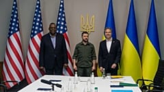 Volodimir Zelenszkij ukrán elnök, Antony Blinken amerikai külügyminiszter és Lloyd Austin amerikai védelmi miniszter Kijevben 2022. április 24-én