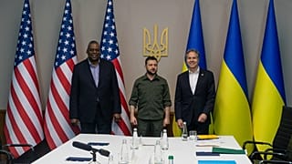 Volodimir Zelenszkij ukrán elnök, Antony Blinken amerikai külügyminiszter és Lloyd Austin amerikai védelmi miniszter Kijevben 2022. április 24-én