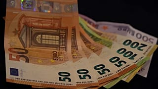 کشف ۱۵۰ هزار یورو پول نقد در پشت کشوهای یک آشپزخانه فروخته شده