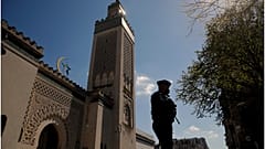 شرطي خلال دورية من أمام مسجد باريس