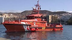 El buque de salvamento marítimo llega a puerto con los rescatados