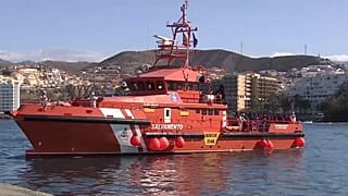 El buque de salvamento marítimo llega a puerto con los rescatados