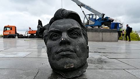 L'une des têtes de la statue déboulonnée 