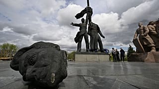 Ukrainian authorities on Tuesday dismantled a huge Soviet-era monument in the centre of Kyiv meant to symbolise friendship between Russia and Ukraine