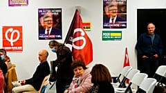 Des personnes participent à un meeting de La France Insoumise à Hendaye, dans le sud-ouest de la France, mercredi 30 mars 2022