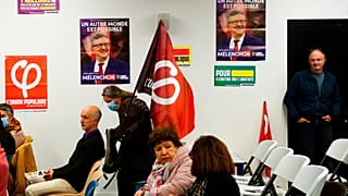 Des personnes participent à un meeting de La France Insoumise à Hendaye, dans le sud-ouest de la France, mercredi 30 mars 2022