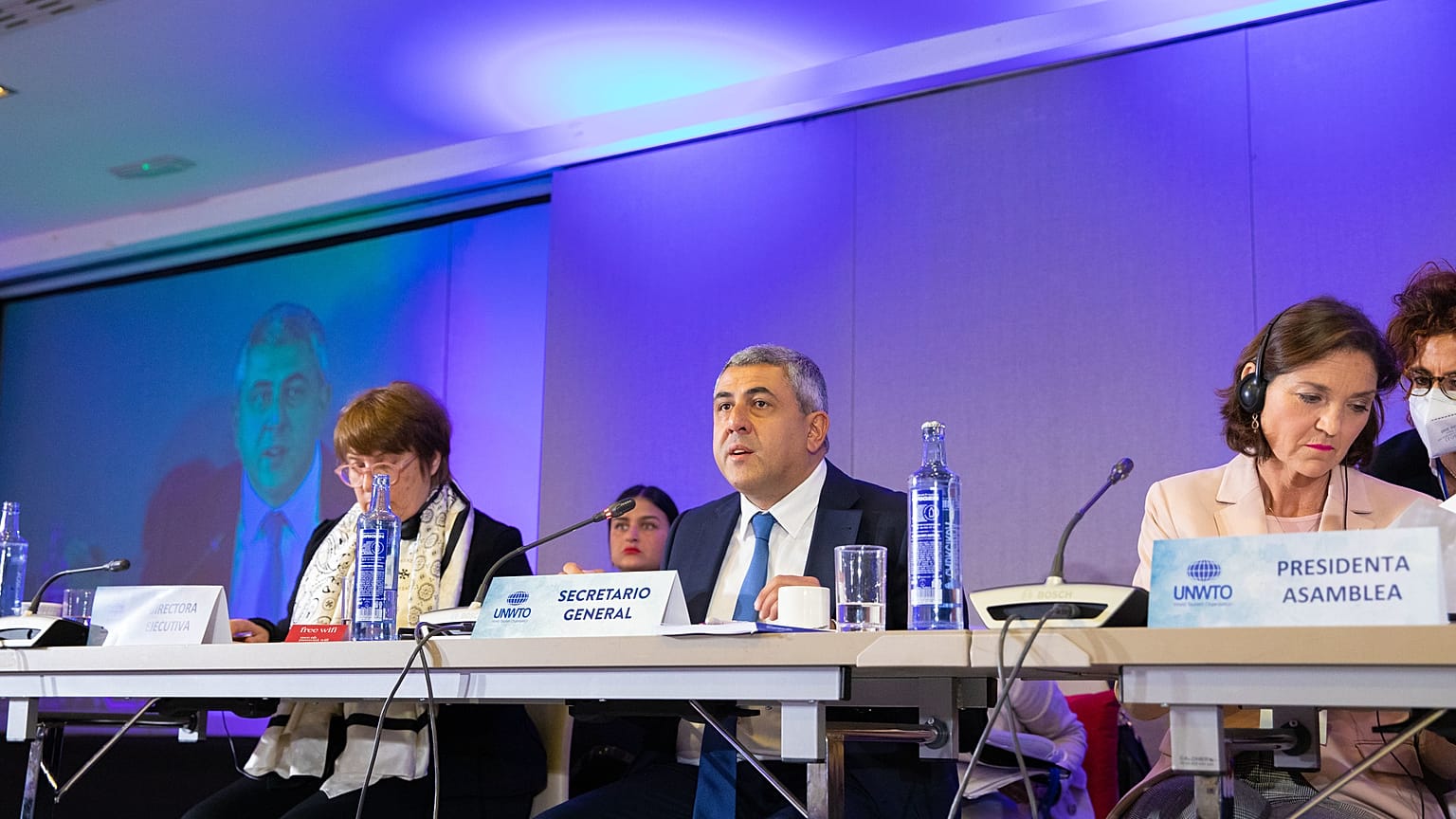 El secretario general de la Organización Mundial del Turismo, Zurab Pololikashvili, junto a la ministra de Industria, Comercio y Turismo, Reyes Maroto