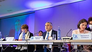 El secretario general de la Organización Mundial del Turismo, Zurab Pololikashvili, junto a la ministra de Industria, Comercio y Turismo, Reyes Maroto