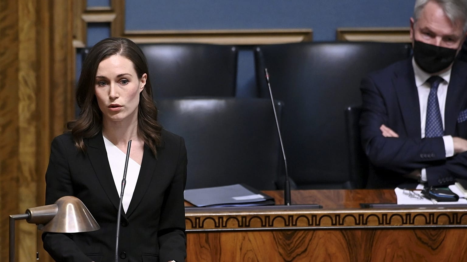 Sanna Marin miniszterelnök a finn parlamentben, mögötte Pekka Haavisto külügyminiszter