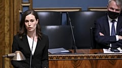 Sanna Marin miniszterelnök a finn parlamentben, mögötte Pekka Haavisto külügyminiszter